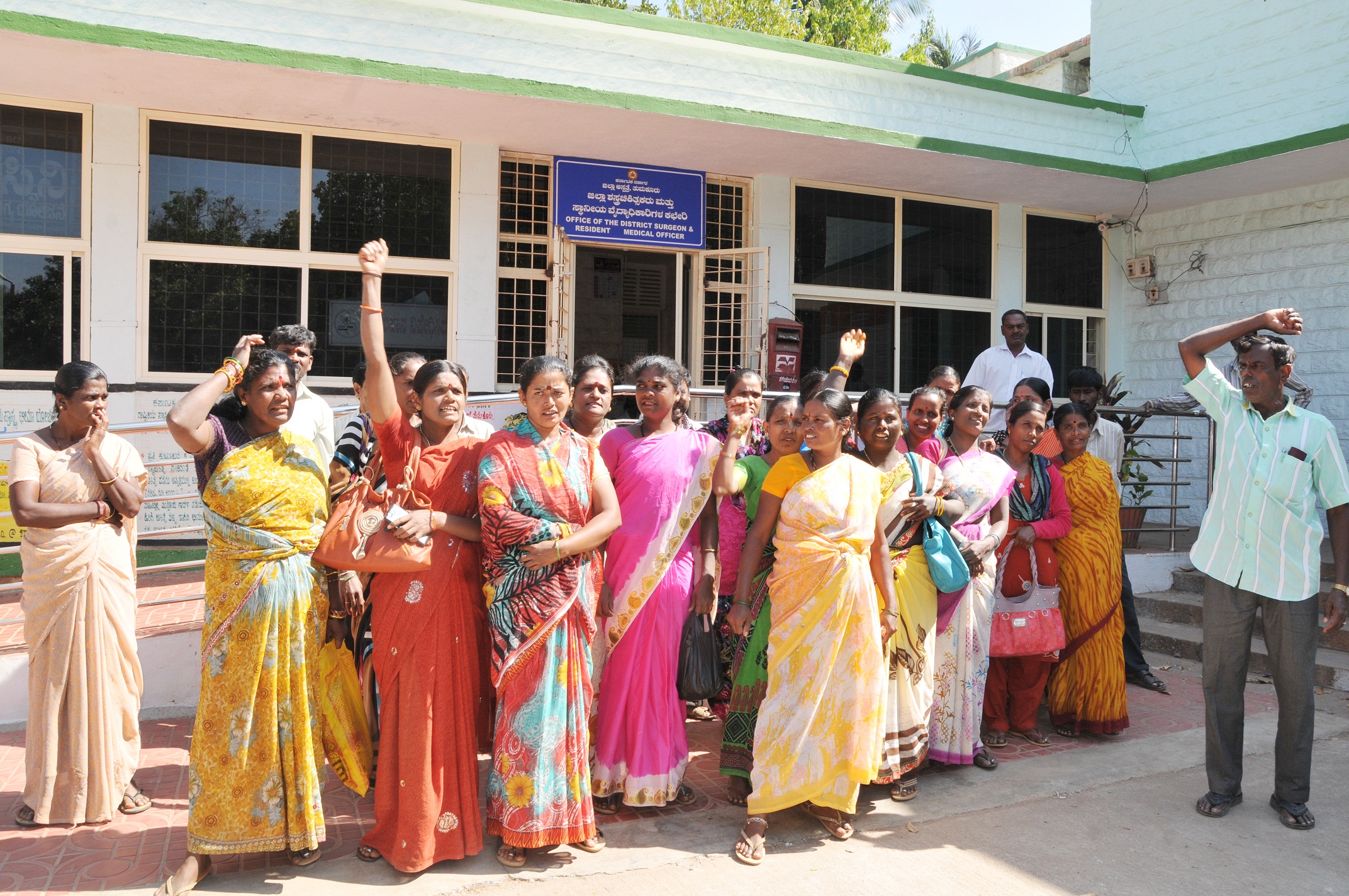 ತುಮಕೂರು: ಗುತ್ತಿಗೆದಾರರಿಂದ ಕಾರ್ಮಿಕರಿಗೆ ಕಿರುಕುಳ ಆರೋಪಿಸಿ ಪ್ರತಿಭಟನೆ